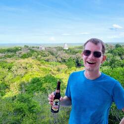 Sonnenuntergangs-Bier über dem Dschungeldach