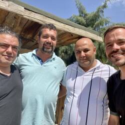 Die beiden Herren auf der linken Seite habe mich bergauf zu meiner Unterkunft gefahren.