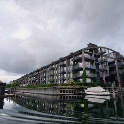 Un des nombreux quartiers écologiques au bord de l'eau