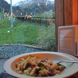 Pasta met gestoofd paardenvlees, uitzicht op de bergen en ABBA op de achtergrond