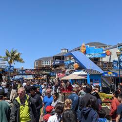 D'un seul coup il y a un monde fou sur les quais