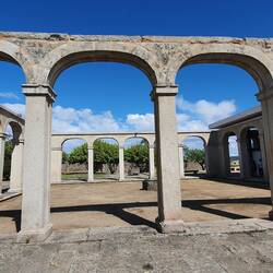 Restaurierte Reste der alten Kathedrale von Miranda