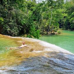 Erfrischung am Wasserfall von Roberto Barrios 🏊🏼‍♂️