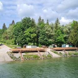 Flösse am Ufer