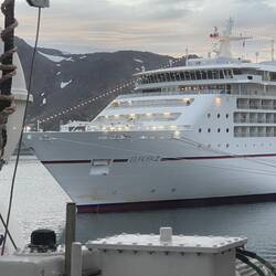 Europa 2 liegt am Abend neben uns