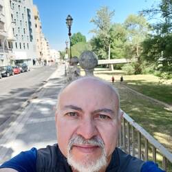 Strolling down Avenida del Artanzon