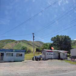 Azamat werd gestopt door de politie. Toen hij na een kwartier wat geld overhandigde, konden we weer