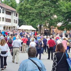 Die Festspielbesucher strömen