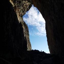 Wie kleine Zwerge sehen die Menschen in diesem riesigen Bergdurchbruch aus