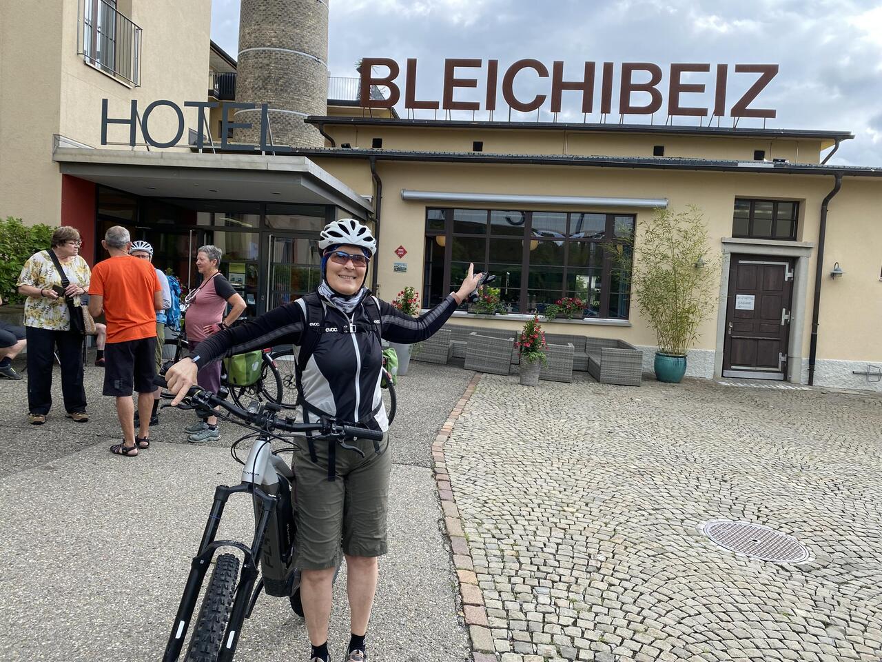 Brigitte vor unserer Unterkunft