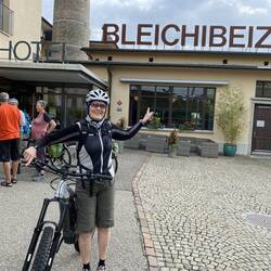 Brigitte vor unserer Unterkunft