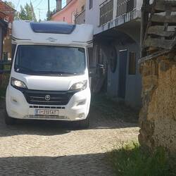 Die Gasse ist enger, als sie hier aussieht