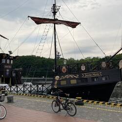 Nachgebaute Rahsegler lassen leider an Kitschaufbauten nichts fehlen