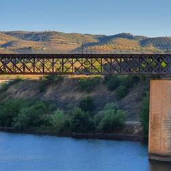 Historische internationale Eisenbahnbrücke zwischen Spanien und Portugal