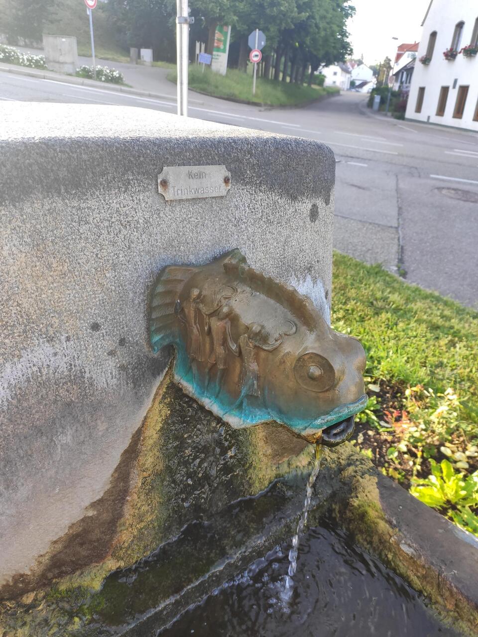 Frustbrunnen... Man hat erst noch die Hoffnung die Wasserflasche aufzufüllen..
