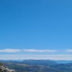 Des montagnes enneigées au loin