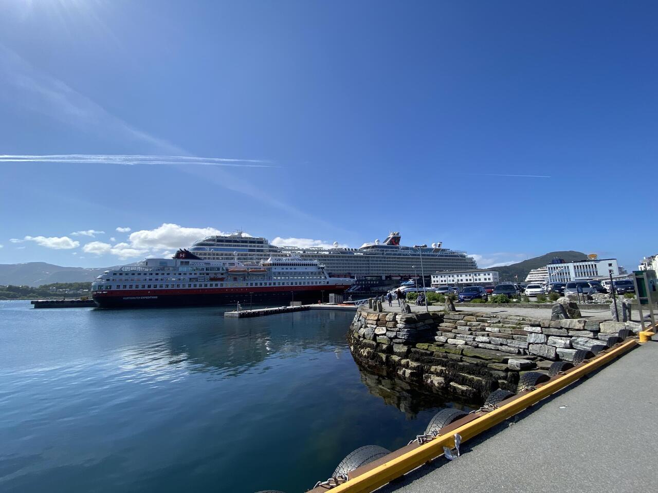 Die Otto Sverdrup und dahinter Mein Schiff