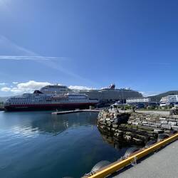 Die Otto Sverdrup und dahinter Mein Schiff