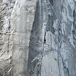 Da hängt einer in der Wand auf 500 m Höhe