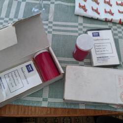 ... in jeder Pappschachtel eine Diarolle und eine Kassette.