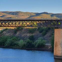 Die internationale Eisenbahnbrücke zwischen Spanien und Portugal