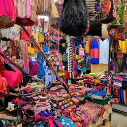 Taschen, Decken, Blusen in allen bunten Farben 🥰