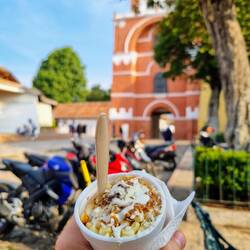 Esquites (gekochter Mais) vor dem Arco del Carmen 🌽