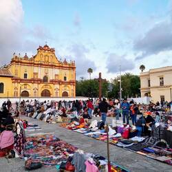 Aufbau des Nachtmarkts vor der Kathedrale von San Cristóbal
