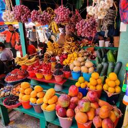 Frisches Obst auf dem großen Markt 🥭🍌🍓🍊🍇