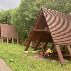 An den Radwegen auf den alten Bahndämmen geschützte Picknickplätze