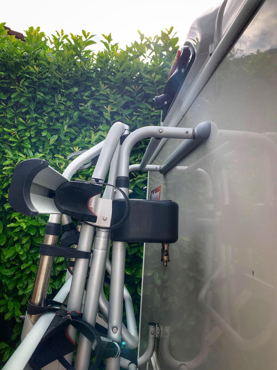 Die Rückfahrkamera wurde mit einem Abflussrohrbogen in die richtige Blickrichtung gebracht...