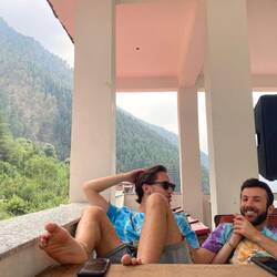 רועי ואני בגג של הדאיימונד ואלי, מלון של הישראלים סיוון וג׳ני