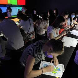 של וכל המבוגרים מציירים ציורים