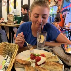 לזה הם קראו סלט קפרזה ושילמנו עליו 46 שקל