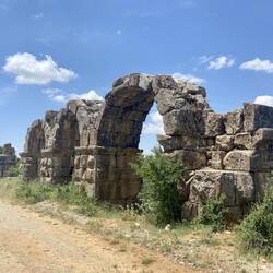 die Ruinen eines alten römischen Aquädukts