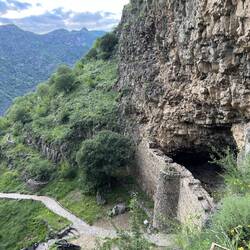 Caves of Zarni Parni