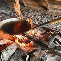 Jäger:innenpfanne einbrennen