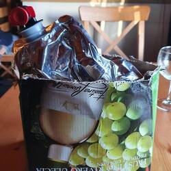 Ein halber Weinkarton