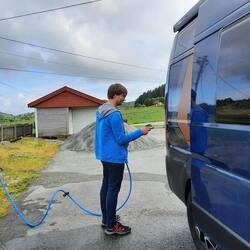 Beim Trinkwasserauffüllen