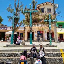 Kreuze mit christlichen und Maya-Elementen