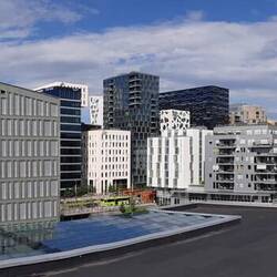 À gauche, le bâtiment "code-barre"