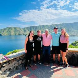 Ab zum Flughafen mit unserem Taxifahrer😁