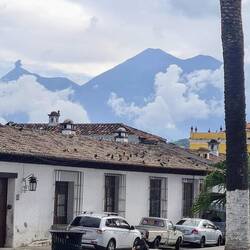 Links Volcán de Fuego mit Rauch, rechts der Acatenango