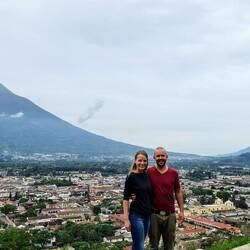 Links Volcán de Agua, rechts Volcán de Fuego der Rauch ausstösst
