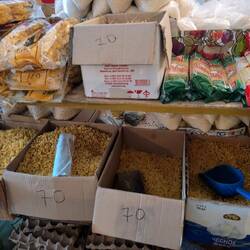 Alles in dit supermarktje kon je scheppen. Pasta, koekjes, alles moest geschept in zakjes