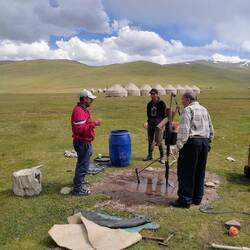 In het kamp waren deze mannen (dit is de helft van de club) bezig met het maken van een waterpomp