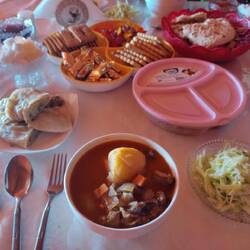 Lunch! Deze keer zaten er ook een soort gevulde pannekoekjes bij