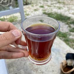 Während ich in Çimenova mein Mittagessen ass, brachte mir eine Frau doch tatsächlich einen Tee.