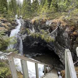 Eingang zur Grotte, mit Wasserfall