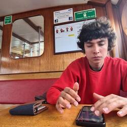 Le Capitaine du bateau bus est aux commandes